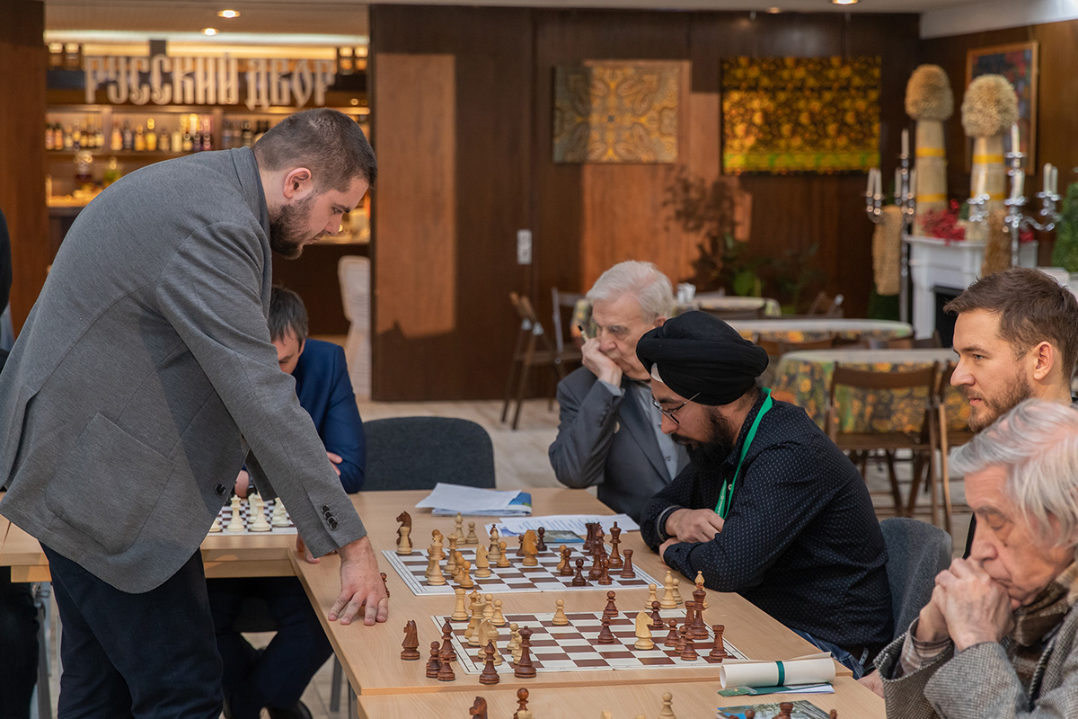 Session of simultaneous game with international grandmaster Pavel MARTYNOV