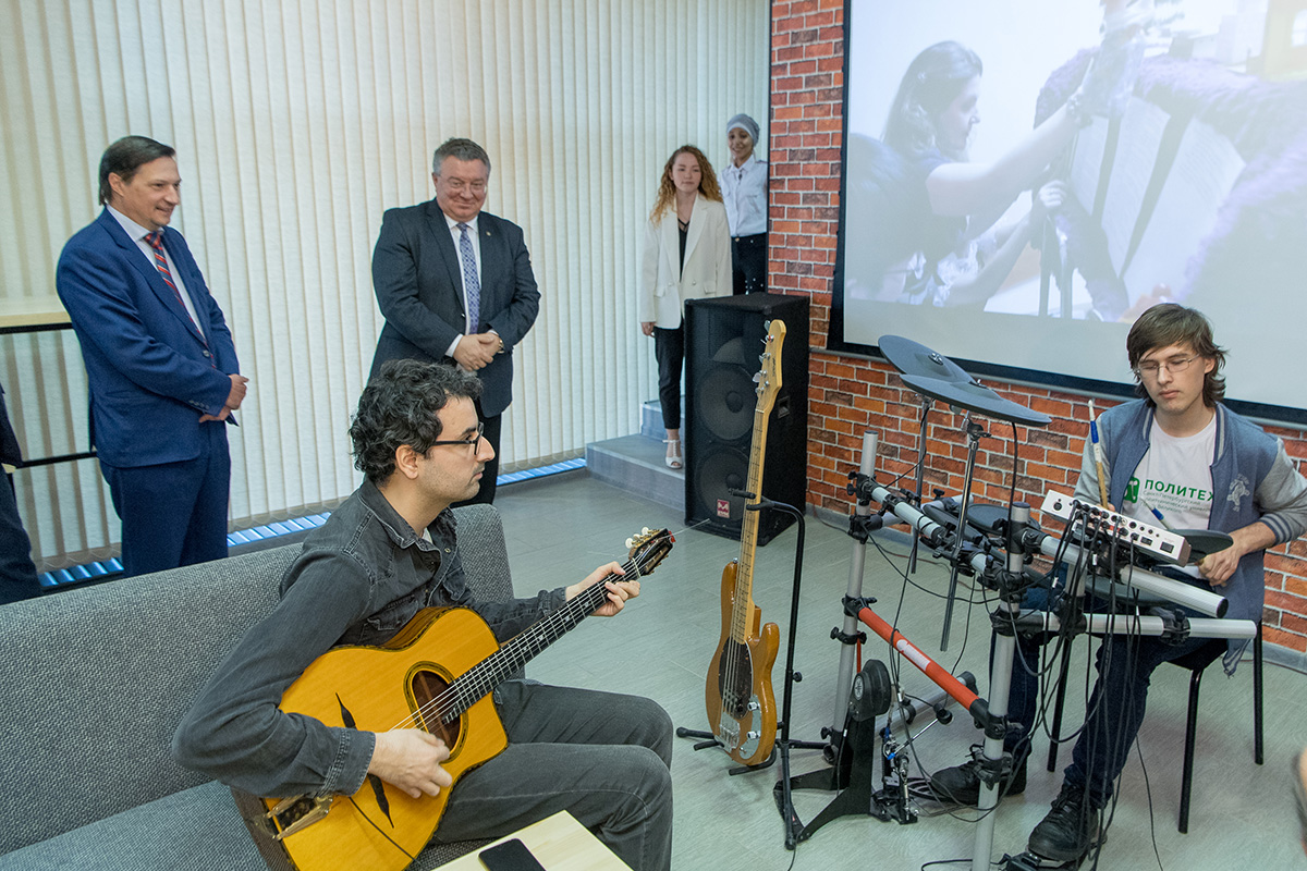 Rector of SPbPU, Academician of RAS, A.I. RUDSKOY had himself tested out the design of the club and its multi-functionality Rector of SPbPU, Academician of RAS, A.I. RUDSKOY had himself tested out the design of the club and its multi-functionality