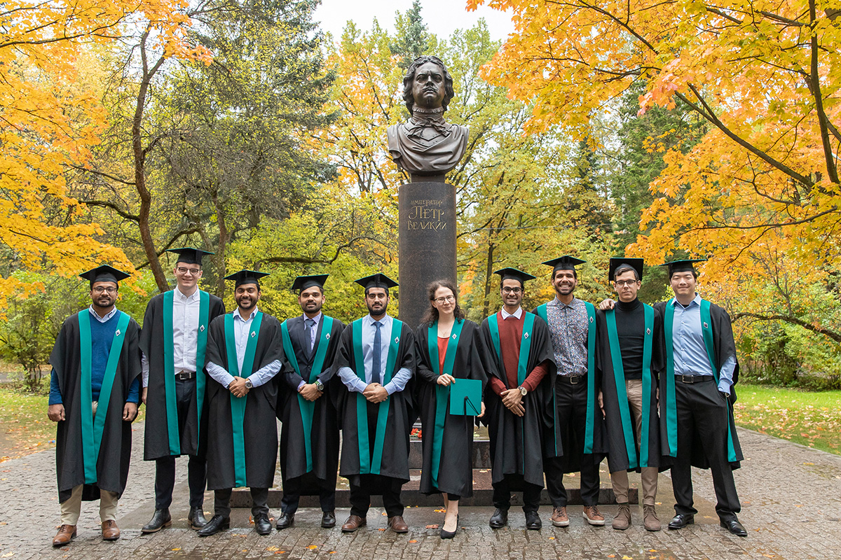 Graduates of the Intelligent Systems International Program were receiving congratulations