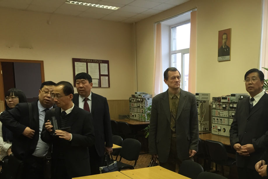 Polytechnic College held a meeting with colleagues from China