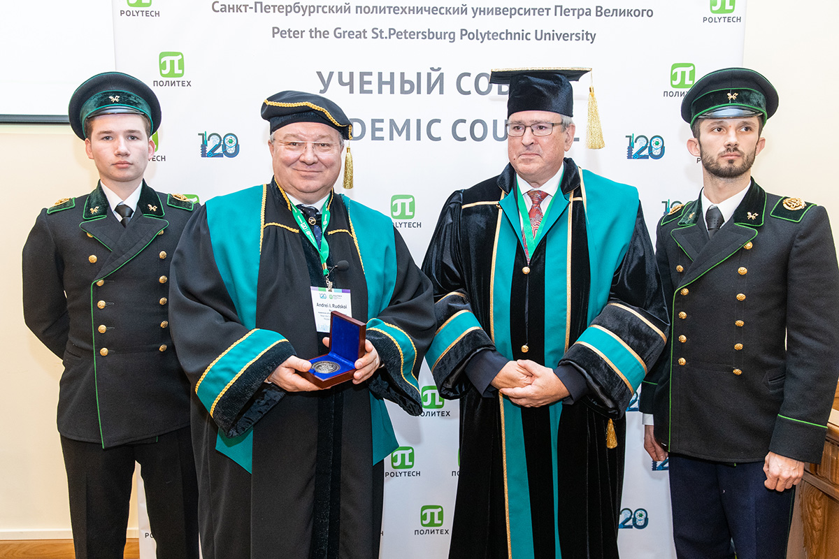 The rector handed Jörg Steinbach the mantle and the diploma of the Honorary Doctor of SPbPU 
