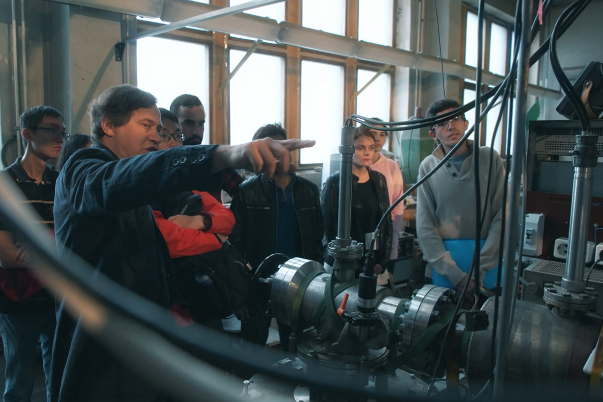 Prof. L.G.Askinazi demonstrates to students the diagnostics installed on the Globus-M2 tokamak,