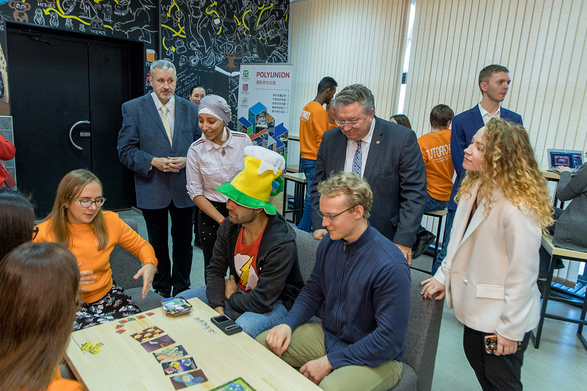 Rector of SPbPU, Academician of RAS, A.I. RUDSKOY had himself tested out the design of the club and its multi-functionality Rector of SPbPU, Academician of RAS, A.I. RUDSKOY had himself tested out the design of the club and its multi-functionality