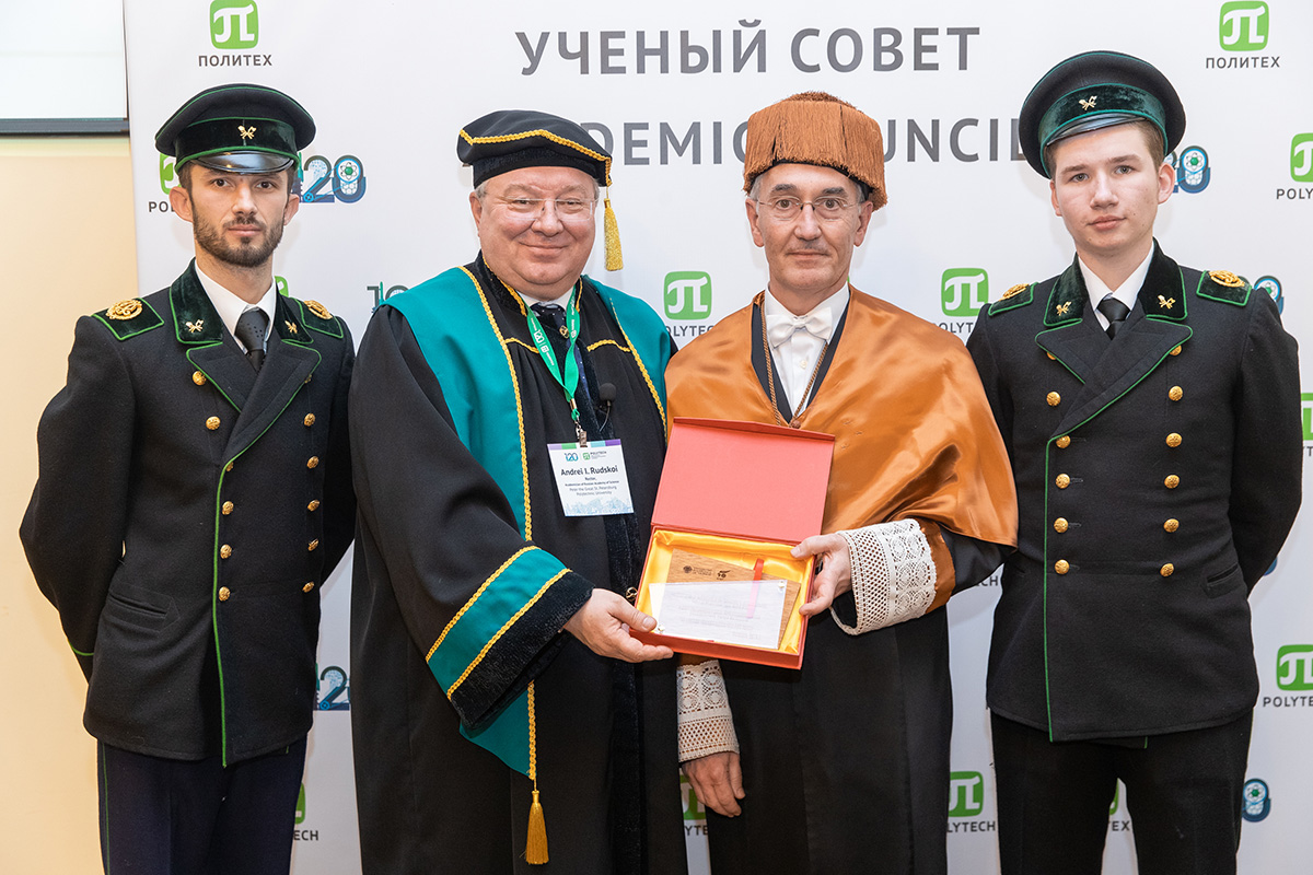 The guests congratulated Polytechnic University with the birthday and handed over the mementoes that would replenish the university museum 