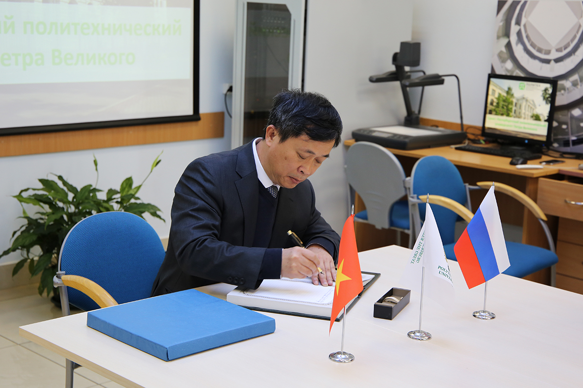 Deputy Director General of the Department of Science and Technology of the Ministry of Industry and Trade Mr. Nguyen Hugh CHOAN wrote his regards in the book of SPbPU honorable guests 