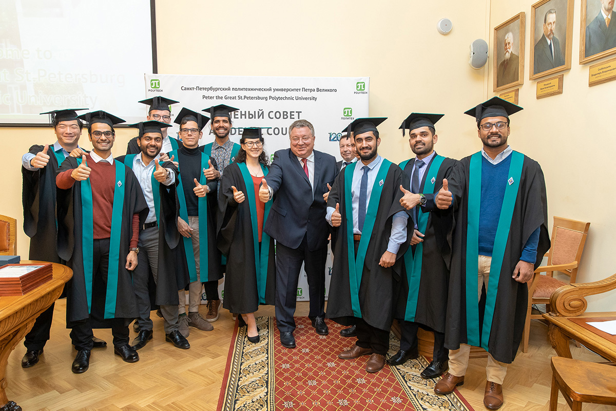 The New Class of Graduates of the Intelligent Systems International Program Accepts Congratulations