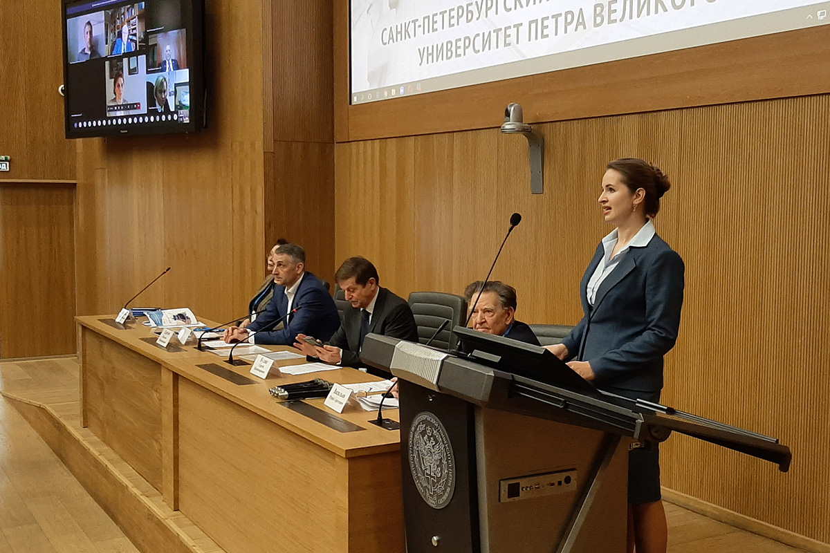 Anna Bulatova, Deputy Chairman of St. Petersburg Committee on Arctic Affairs, spoke at the plenary session 