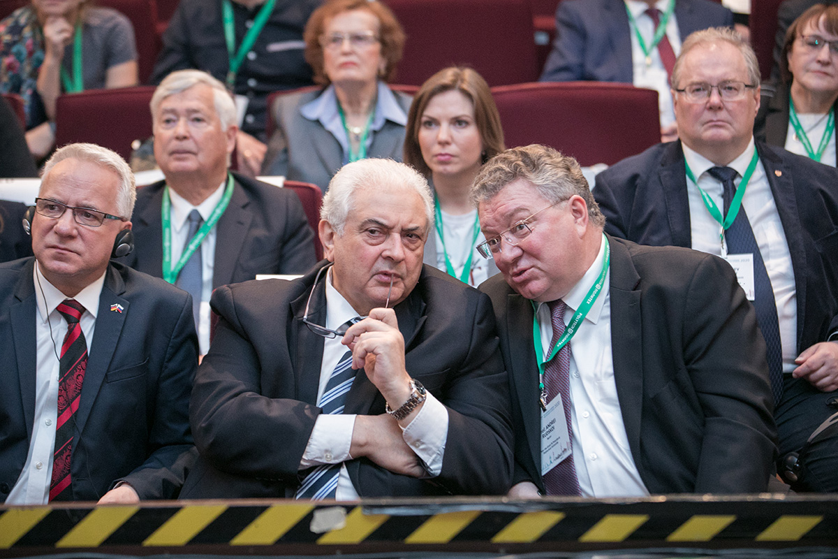 In the front row on the photo, from left to right: State Secretary of the Ministry of Economy, Labor and Health of the Federal State of Mecklenburg-Vorpommern Stefan RUDOLF, RF Ambassador Extraordinary and Plenipotentiary to Germany Sergey NECHAEV, Rector of SPbPU Andrei RUDSKOI 