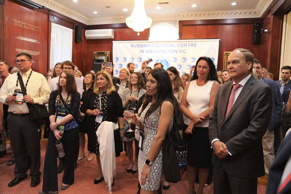 For the first time a special reception was organized for our foreign friends and partners on behalf of the Russian Embassy within the frameworks of NAFSA conference at the Russian House of Culture 