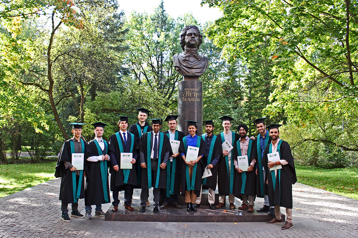 A photo with Peter I on the background is a tradition for all SPbPU graduates 