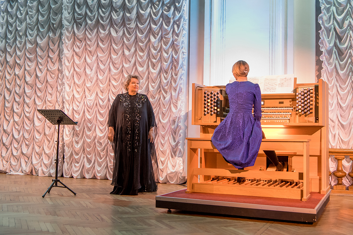 A concert of organ music in the White Hall was presented to the foreign guests. 